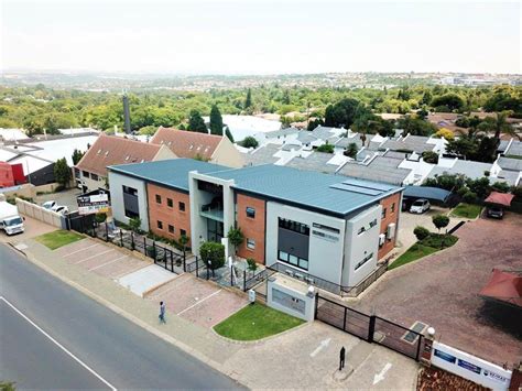270 m² Commercial space to rent in Fourways .